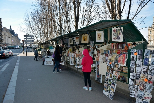 книгами в Париже торгуют повсюду